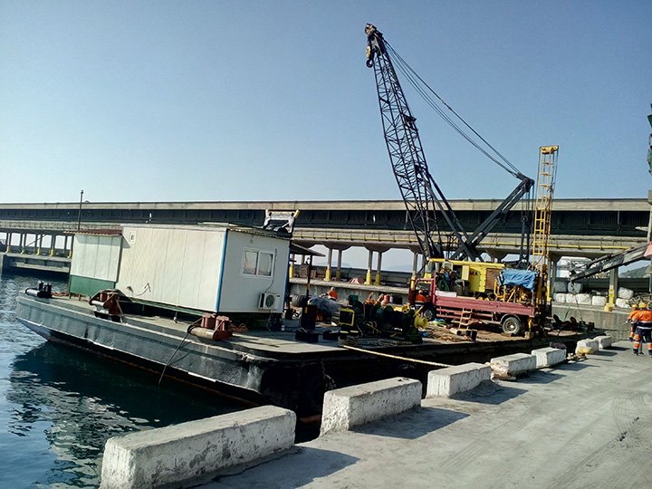 FLOATING CRANE HERAKLIS