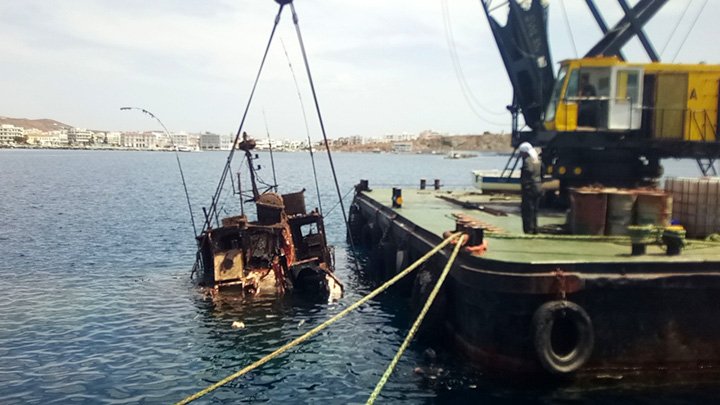  Αποκομιδή και απομάκρυνση ναυαγίου στην Τήνο