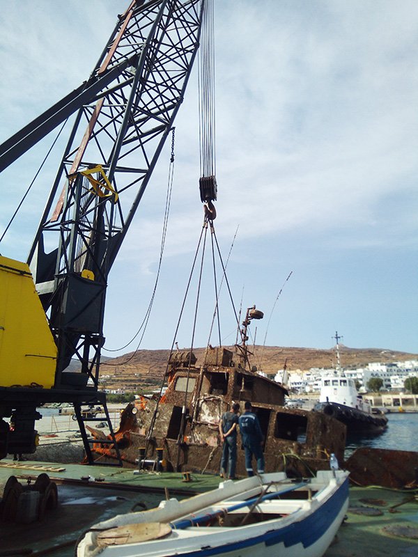  Αποκομιδή και απομάκρυνση ναυαγίου στην Τήνο